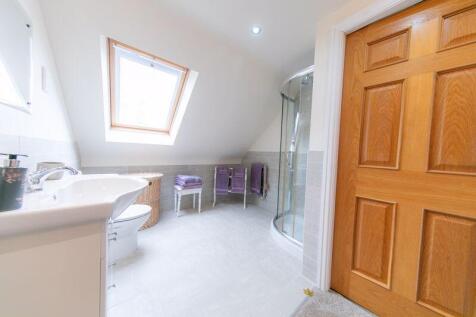 Bedroom 5 en-suite &amp; walk in ward...