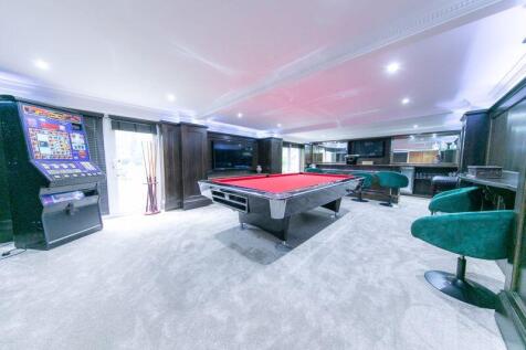 Games room &amp; bar
