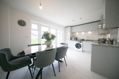 Kitchen &amp; dining room