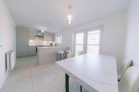 Kitchen &amp; dining room