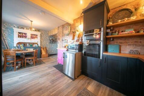 Kitchen &amp; dining room