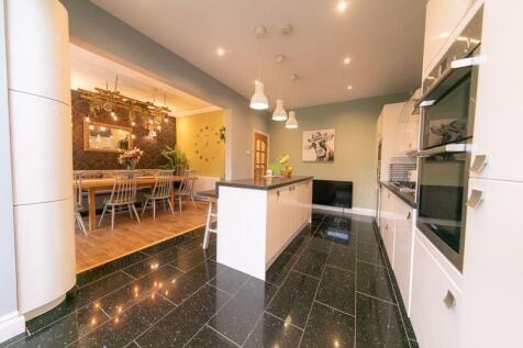 Kitchen &amp; dining room