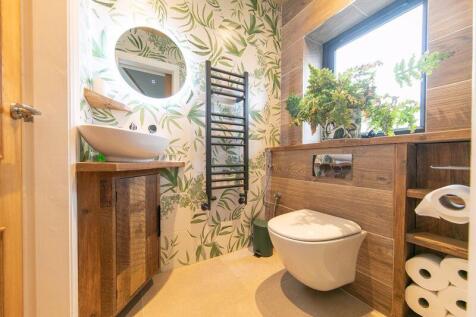 Master bedroom en-suite