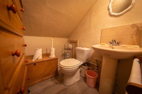 First floor bedroom 1 washroom