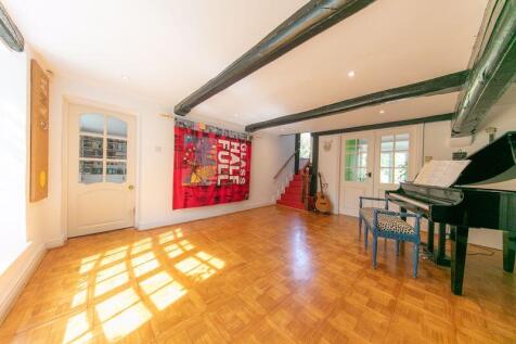 Hallway/Music room