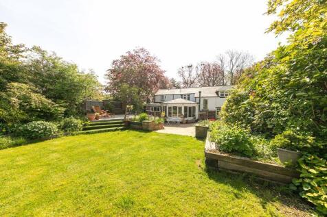Idyllic private garden to rear