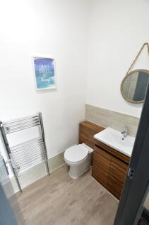 bed 7 ensuite 3.JPG