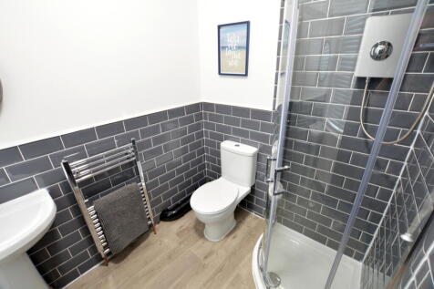 shared bathroom 3.JPG