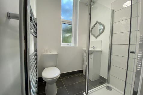 Room 7 en-suite 3.jpeg