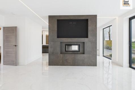 FEATURE FIREPLACE
