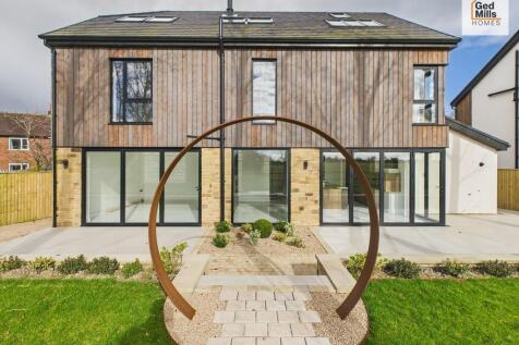 LANDSCAPED REAR G...