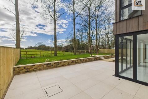 LANDSCAPED REAR G...