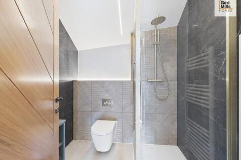 EN-SUITE SHOWER R...