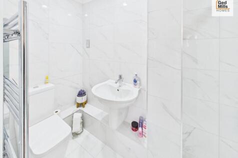 EN-SUITE SHOWER R...