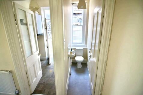 Entrance hall / WC
