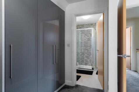 Walk-in-wardrobe