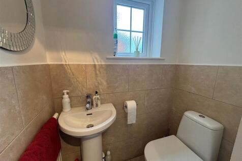 down stairs WC.jpg