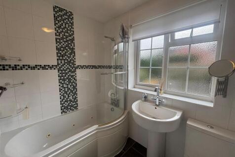 Family bathroom.jpg