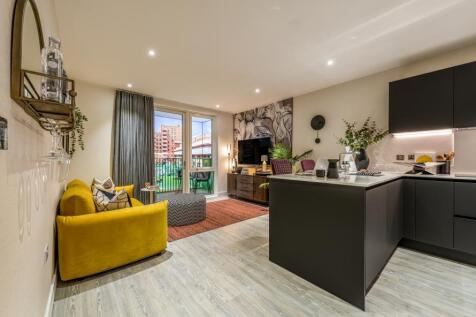 Dagenham Green, show home, living