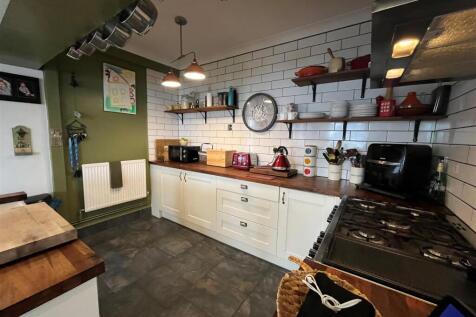 Kitchen b.jpg