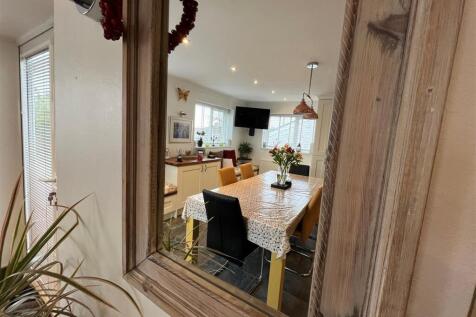 Dining area e.jpg