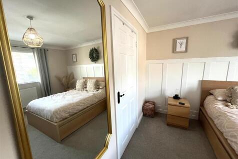 Bedroom 2a.jpg