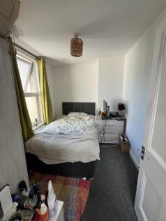 Room 4 &#64; £725pcm