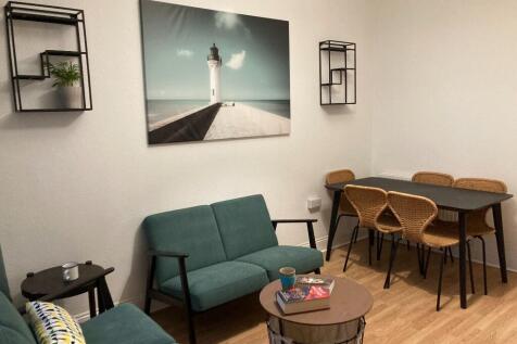 Lounge w/ Dining Tab