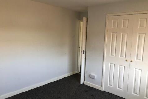Middle size bedroom.jpg