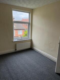 Middle bedroom2.jpg