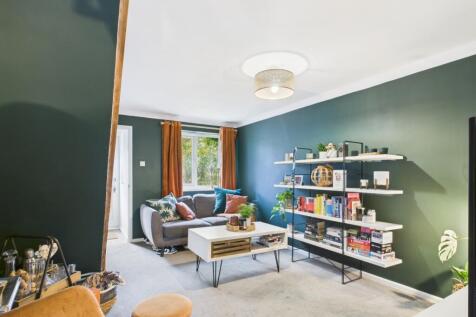 CAM01740G0-PR0461-STILL008