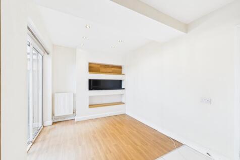 CAM01740G0-PR0482-STILL005