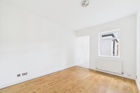 CAM01740G0-PR0476-STILL007