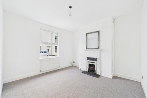 CAM01740G0-PR0476-STILL001