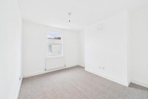 CAM01740G0-PR0476-STILL004