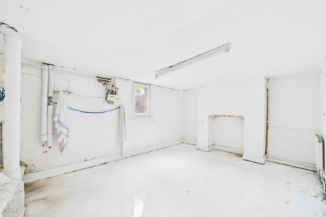 CAM01740G0-PR0476-STILL008