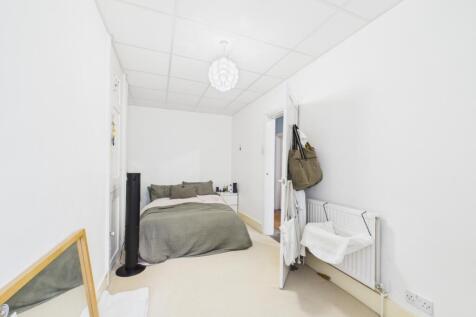 CAM01740G0-PR0471-STILL005