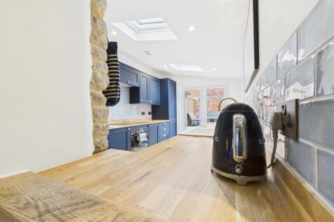 CAM01740G0-PR0445-STILL041