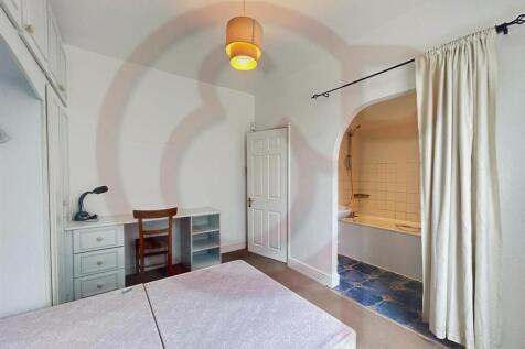 1st bedroom 2.jpg