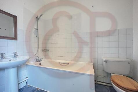 1st bathroom.jpg