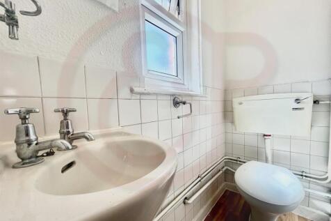 Bathroom 1-2.jpg