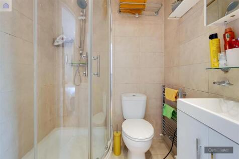 20_Main Ensuite-0.jpg