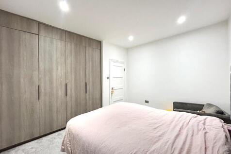 1st bedroom 3.jpg