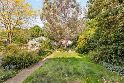 Secluded 75&#39;ft Garden