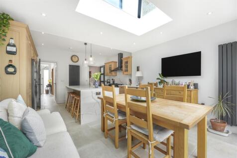 Kitchen &amp; Family Room