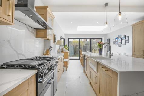 Kitchen &amp; Family Room