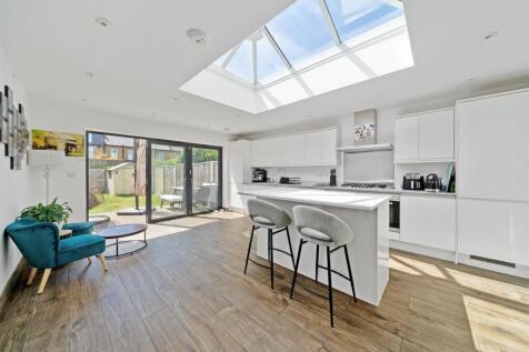 Kitchen &amp; Family Room