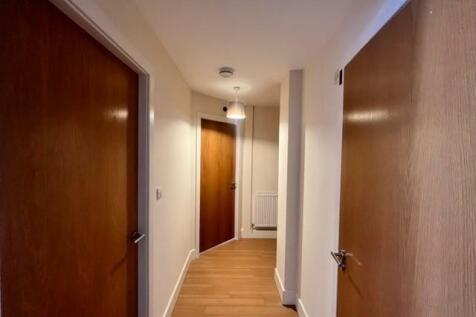 ENTRANCE/VESTIBULE