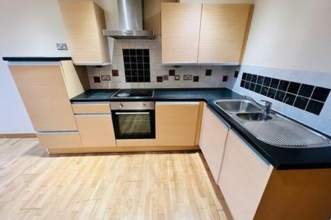 OPEN-PLAN LOUNGE/KITCHEN