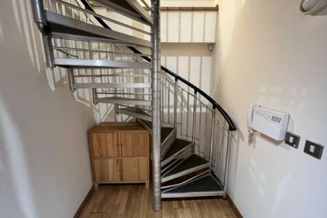 ENTRANCE/VESTIBULE